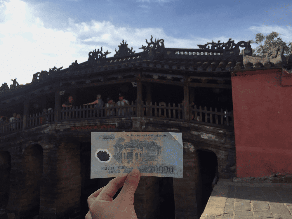 Dạo bước trên Phố cổ Hội An để có những giây phút ngược dòng thời gian.